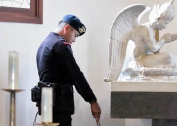 Personel Gegana Brimob Polda DIY melakukan sterilisasi gereja di Kulon Progo jelang perayaan natal.