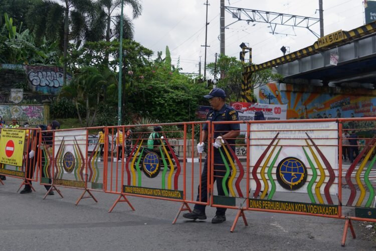 Pemasangan water barrier dan pembatas jalan menuju Jembatan Kewek.