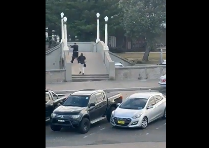 Detik-detik penembakan massal yang terjadi di Pantai Bondi, Sydney, Australia, Minggu (14/12/2025)