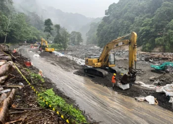 Alat berat dikerahkan untuk percepatan perbaikan Jalan Nasional Padang-Bukittinggi, Senin (15/12). (Bidang Komunikasi Kebencanaan / Muhammad Andhika Rivaldi)