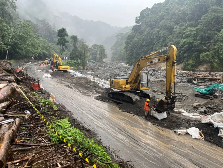 Alat berat dikerahkan untuk percepatan perbaikan Jalan Nasional Padang-Bukittinggi, Senin (15/12). (Bidang Komunikasi Kebencanaan / Muhammad Andhika Rivaldi)