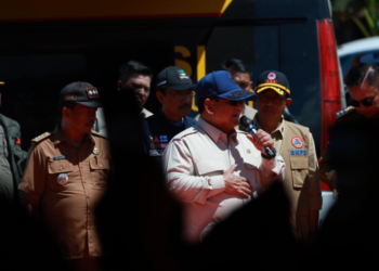 Presiden Prabowo berdialog dengan para korban bencana banjir bandang di wilayah Tapanuli Selatan
