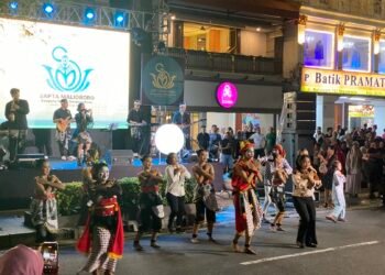 Penampilan berbagai potensi Kampung Wisata Sosromenduran yang memeriahkan acara peluncuran logo untuk kampung tersebut