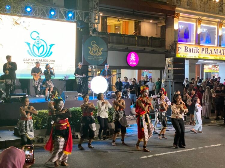 Penampilan berbagai potensi Kampung Wisata Sosromenduran yang memeriahkan acara peluncuran logo untuk kampung tersebut