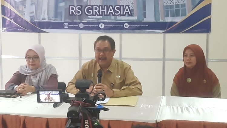 Jumpa Pers kasus keracunan mahasiswa Aisyiyah Yogyakarta (Unisa) di RSJ Grhasia Yogyakarta, Senin (5/1/2025).