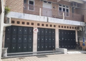 Sebuah ruko di Jalan Gito-Gati, Sariharjo, Ngaglik, Sleman yang diduga menjadi lokasi scam online jaringan internasional yabg sebelumnya digerebek oleh kepolisian, Selasa (6/1/2025).