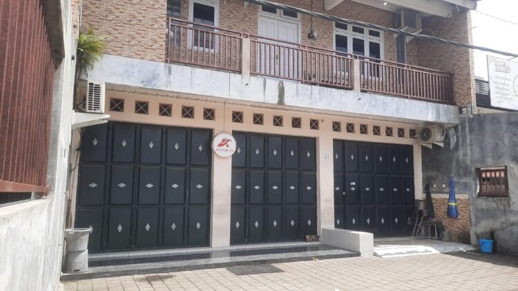 Sebuah ruko di Jalan Gito-Gati, Sariharjo, Ngaglik, Sleman yang diduga menjadi lokasi scam online jaringan internasional yabg sebelumnya digerebek oleh kepolisian, Selasa (6/1/2025).