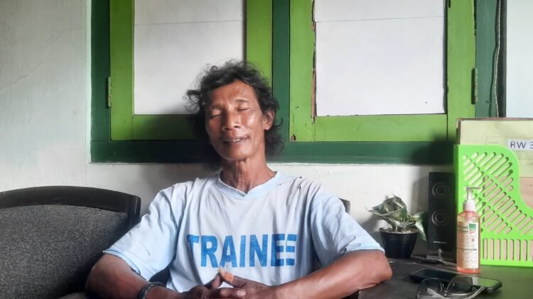 Wahyu Agung, Ketua RW 33 Padukuhan Penen, Sariharjo, Sardonoharjo, Ngaglik, Sleman, DIY saat dimintai keterangan terkait penggerebekan ruko di Jalan Gito-Gati akibat terlibat Scam Online, Selasa (6/1/2025).