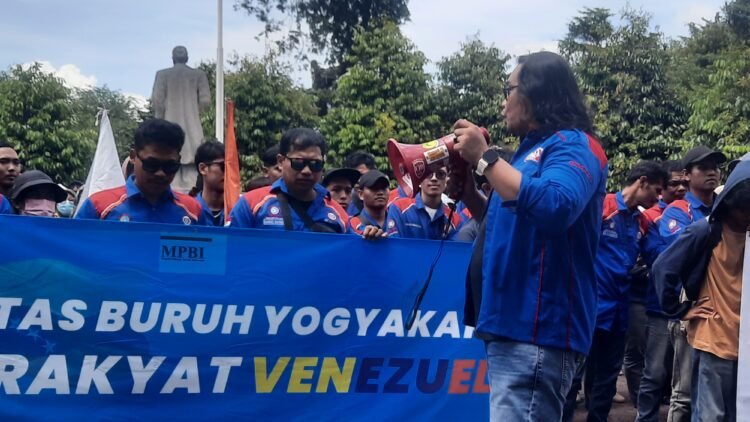 Sejumlah buruh di melakukan aksi damai di halaman DPRD DIY menubtut revisi aturan Upah Minimum Kabupaten-Kota (UMK) direvisi, Kamis (8/1/2026).