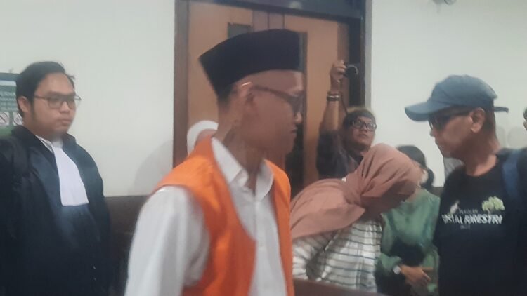 Perdana Arie Veriasa, mahasiswa Universitas Negeri Yigyakarta sekaligus terdakwa pembakar tenda Mapolda DIY saat selesai mengikuti persidangan di Pengadilan Negeri (PN) Sleman, Selasa (13/1/2026).