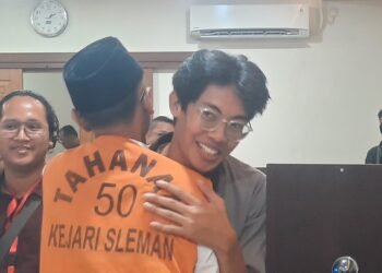 Perdana Arie bertemu dengan rekan rekanya usia mengikuti persidangan di Pengadilan Negeri Yogyakarta, Selasa (12/6/2026).