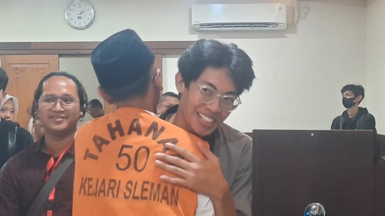 Perdana Arie bertemu dengan rekan rekanya usia mengikuti persidangan di Pengadilan Negeri Yogyakarta, Selasa (12/6/2026).
