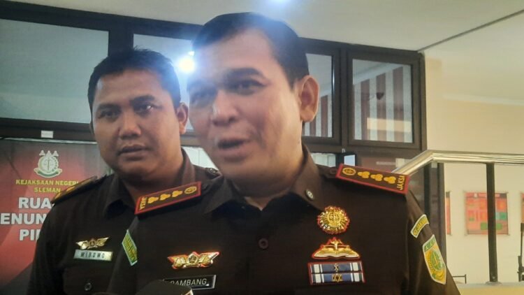 Kepala Kejaksaan Negeri (Kajari) Sleman Bambang Yunianto saat diwawancarai terkait perkara penjabretan yang mengakibatkan pelaku tewas di Maguwoharjo, Senin (26/1/2026).