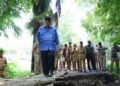 Bupati Kulon Progo Agung Setyawan meninjau jembatan desa penghubung kawasan Sentolo dengan Nanggulan yang roboh diterjang luapan anak sungai Papah, Senin (12/1/2026).
