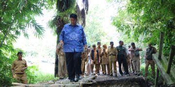 Bupati Kulon Progo Agung Setyawan meninjau jembatan desa penghubung kawasan Sentolo dengan Nanggulan yang roboh diterjang luapan anak sungai Papah, Senin (12/1/2026).