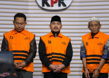Bupati Bekasi (tengah) bersama perangkat desa dan pihak swasta ditetapkan sebagai tersangka dalam kasus suap proyek di lingkungan Pemkab Bekasi oleh KPK. Mereka sebelumnya terjaring OTT. [Dok KPK]