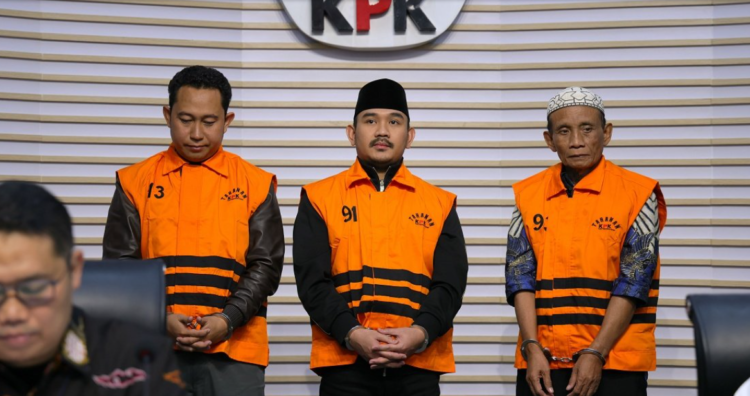Bupati Bekasi (tengah) bersama perangkat desa dan pihak swasta ditetapkan sebagai tersangka dalam kasus suap proyek di lingkungan Pemkab Bekasi oleh KPK. Mereka sebelumnya terjaring OTT. [Dok KPK]