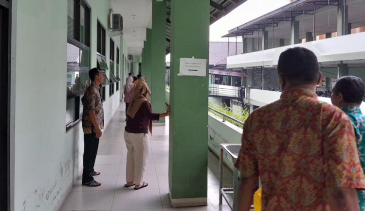 Sejumlah pegawai DLH Kota Yogyakarta keluar ruangan usai merasakan guncangan gempa yang cukup besar, Selasa (27/1/2026). Menurut BMKG pusat gempa berada di wilayah Bantul.