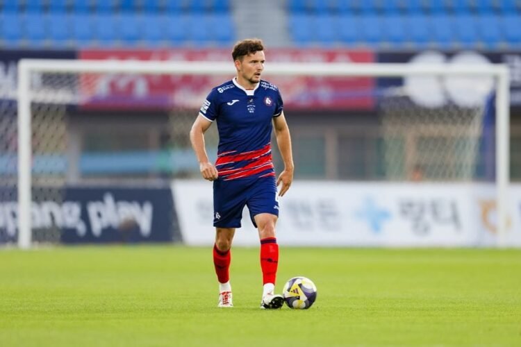 Jop van der Avert saat membela klub K-League 2, Cheongju FC.