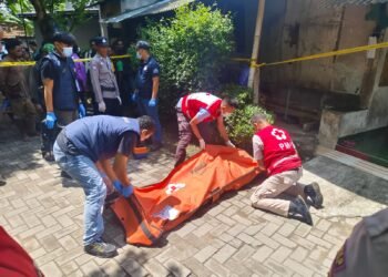 Polres Bantul dan tim Inafis mengevakuasi korban mahasiswa asal Papua yang tewas usai dianiaya sesama rekannya di Kasihan, Bantul, Sabtu (17/1/2026)