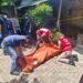 Polres Bantul dan tim Inafis mengevakuasi korban mahasiswa asal Papua yang tewas usai dianiaya sesama rekannya di Kasihan, Bantul, Sabtu (17/1/2026)