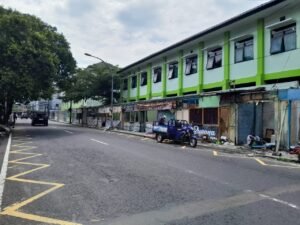 Kios penjahit yang ada di kawasan Jalan Dr. Sardjito mulai dibersihkan oleh Pemkot Yogyakarta. Sebagian penjahit direlokasi ke Pasar Terban sebagian lainnya memilih buka di tempat lain di antaranya di Jalan Demangan Baru