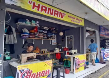 Penjahit yang sebelumnya mangkal di kawasan Jalan Dr. Sardjito sementara memilih pindah ke Demangan Baru sembari menunggu kelayakan kios anyar di Pasar Terban