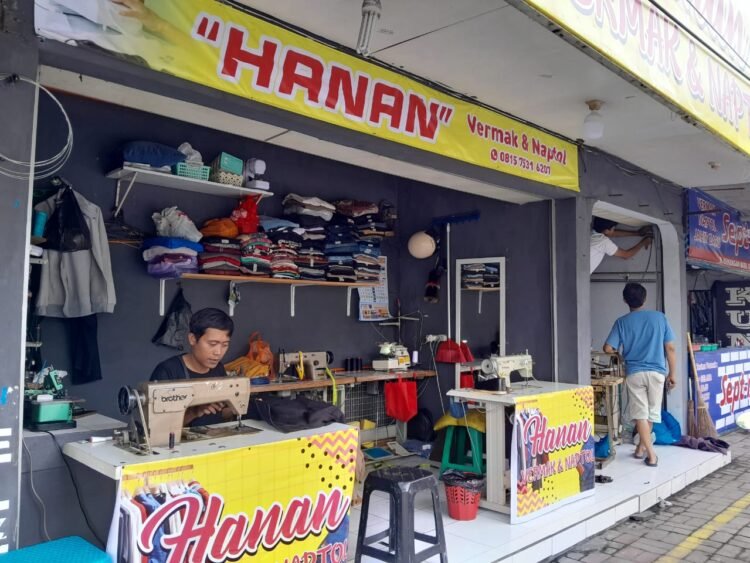 Penjahit yang sebelumnya mangkal di kawasan Jalan Dr. Sardjito sementara memilih pindah ke Demangan Baru sembari menunggu kelayakan kios anyar di Pasar Terban