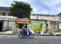 pengendara melintas di depan bangunan bekas lapak penjahit permak jeans di Jalan Dr Sardjito, Kelurahan Terban, Kemantren Gondokusuman, Kota Yogyakarta, Kamis (22/1/2026).