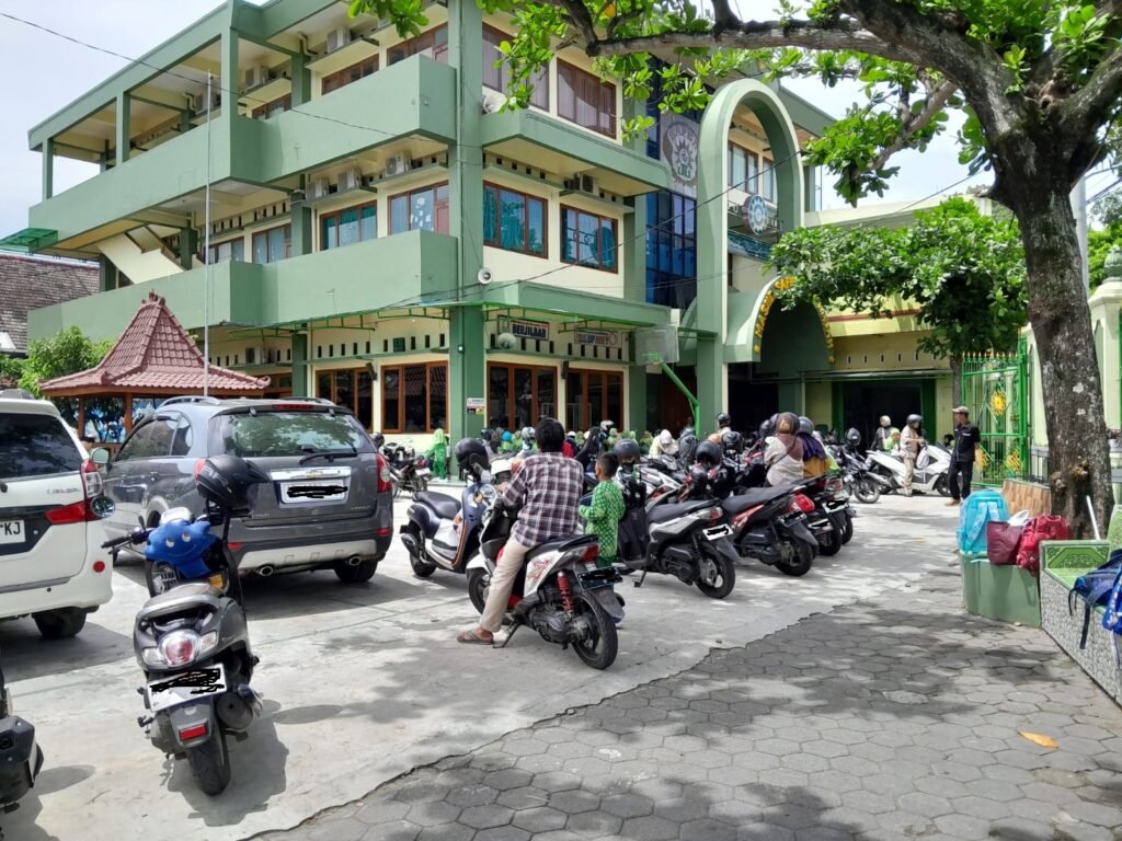 Sejumlah orang tua tampak menunggu anaknya yang bersekolah di SD Muhammadiyah Sapen, Kamis (22/1/2026)