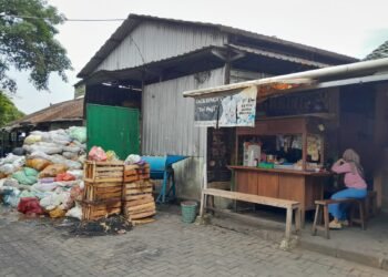 Terganggu Tumpukan Sampah, Omzet Penjual Angkringan di Pasar Giwangan Anjlok