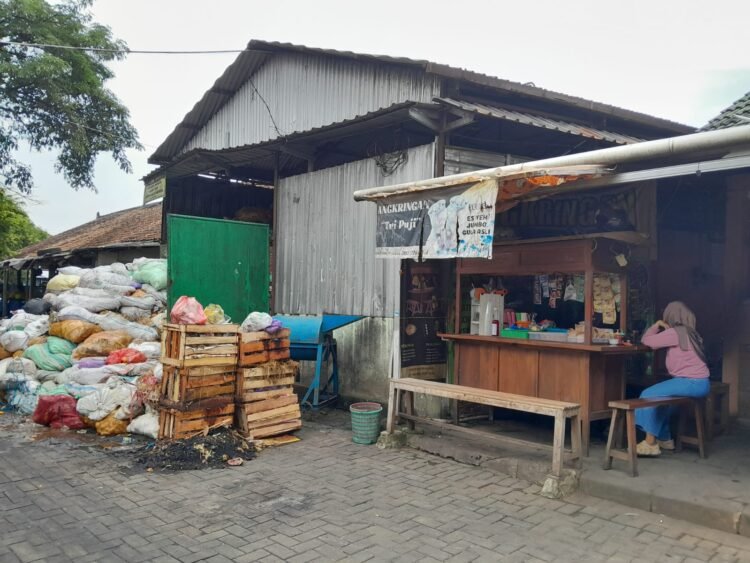 Terganggu Tumpukan Sampah, Omzet Penjual Angkringan di Pasar Giwangan Anjlok