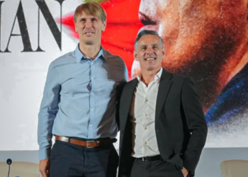 Pelatih Timnas Indonesia John Herdman bersama asistennya pelatih fisik Cesar Meylan. Herdman berupaya melibatkan banyak asisten pelatih lokal untuk tangani skuad garuda