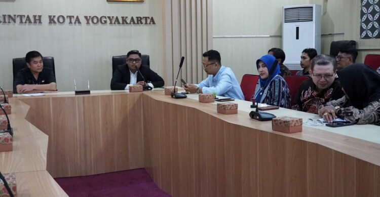 Rapat Pemkot Yogyakarta bersama sejumlah LBH terkait program bantuan hukum bagi warga miskin kota