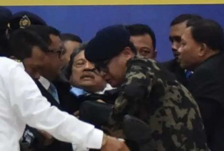 Menteri Wahyu Trenggono pingsan saat pimpin upacara pelepasan korban kecelakaan pesawat ATR 42-500