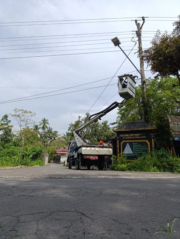 Dinas Perhubungan Kabupaten Sleman melakukan perawatan dan pengadaan Penerangan Jalan Umum (JPU) sesuai misi visi Bupati dan Wakil Bupati Sleman