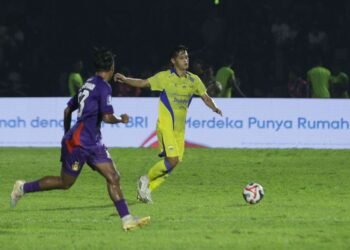 Pemain Persib Bandung berupaya merebut bola dengan pemain Persik Kediri. Laga pekan ke-16 BRI Super League tersebut berakhir dengan skor imbang 1-1.