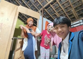 Founder komunitas SHINE Hope, Inclusion, and Nutrition Equality (SHINE) Yogyakarta Kamil Ramadhan saat membersamai dengan keluarga pengidap Cerebral Palsy. (SHINE)