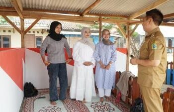 Wabup Gunungkidul Joko Parwoto saat menyapa pengunjung di Pantai Sepanjang, Senin (26/1/2026)