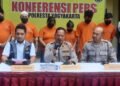 Jajaran Polresta Yogyakarta menghadirkan tersangka perusahaan love scamming dalam jumpa pers di Mapolresta Yogyakarta, Rabu (7/1/2026).