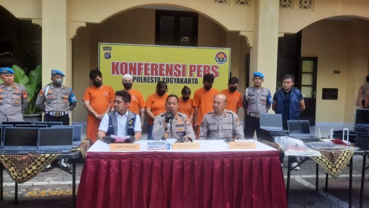 Jajaran Polresta Yogyakarta menghadirkan tersangka perusahaan love scamming dalam jumpa pers di Mapolresta Yogyakarta, Rabu (7/1/2026).