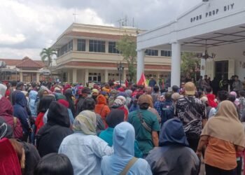 Massa buruh yang tergabung dalam Majelis Pekerja Buruh Indonesia (MPBI) DIY menggelar aksi demonstrasi di depan kantor DPRD DIY, Kamis (8/1/2026).