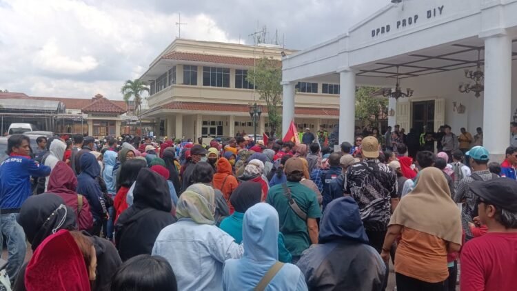 Massa buruh yang tergabung dalam Majelis Pekerja Buruh Indonesia (MPBI) DIY menggelar aksi demonstrasi di depan kantor DPRD DIY, Kamis (8/1/2026).