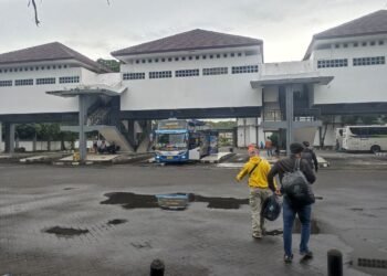 Terminal Giwangan akan dikembangkan sebagai kawasan transit oriented development (TOD) oleh Pemkot Yogyakarta. Hal ini untuk menekan masuknya kendaraan berukuran besar ke kawasan inti Sumbu Filosofi.