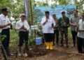 Bupati Kulon Progo Agung Setyawan melakukan penanaman bibit kopi arabika secara simbolik di kawasan perbukitan menoreh, Rabu (21/1/2026)