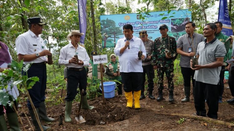 Bupati Kulon Progo Agung Setyawan melakukan penanaman bibit kopi arabika secara simbolik di kawasan perbukitan menoreh, Rabu (21/1/2026)