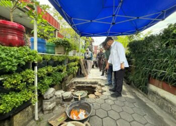Wali Kota Yogyakarta, Hasto Wardoyo, saat meninjau pengelolaan biopori jumbo di RW 05 Kampung Mangkuyudan, Kemantren Mantrijeron, Jumat (23/1/2026).