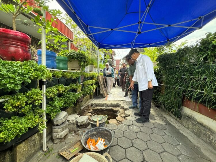 Wali Kota Yogyakarta, Hasto Wardoyo, saat meninjau pengelolaan biopori jumbo di RW 05 Kampung Mangkuyudan, Kemantren Mantrijeron, Jumat (23/1/2026).