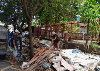 Sejumlah pekerja mulai membongkar bekas bangunan lapak penjahit permak jeans di Jalan Sardjito, Kelurahan Terban, Kemantren Gondokusuman, Kota Yogyakarta, Sabtu (24/1/2026).