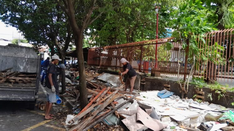 Sejumlah pekerja mulai membongkar bekas bangunan lapak penjahit permak jeans di Jalan Sardjito, Kelurahan Terban, Kemantren Gondokusuman, Kota Yogyakarta, Sabtu (24/1/2026).